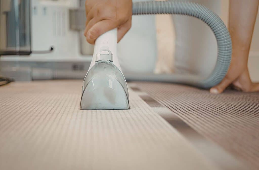 steam cleaning carpet
